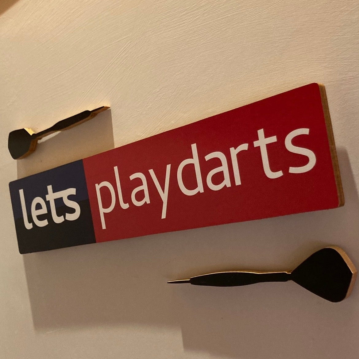 Darts classic “Let’s play darts” wooden plaque